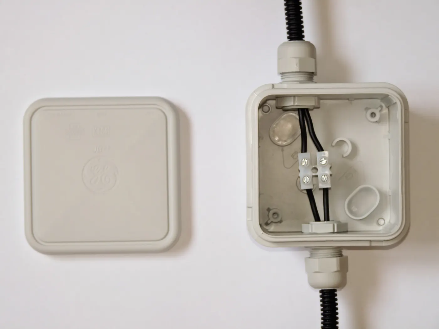 Caja de conexiones estanca con el cableado hecho